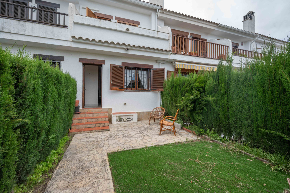 Facade and garden of terraced house in Sant Antoni de Calonge.