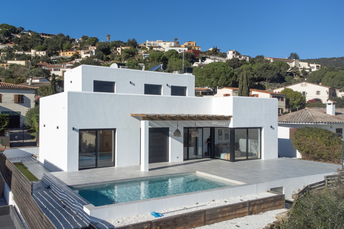 Facade of a new and modern house with swimming pool and maintenance-free garden in Calonge.