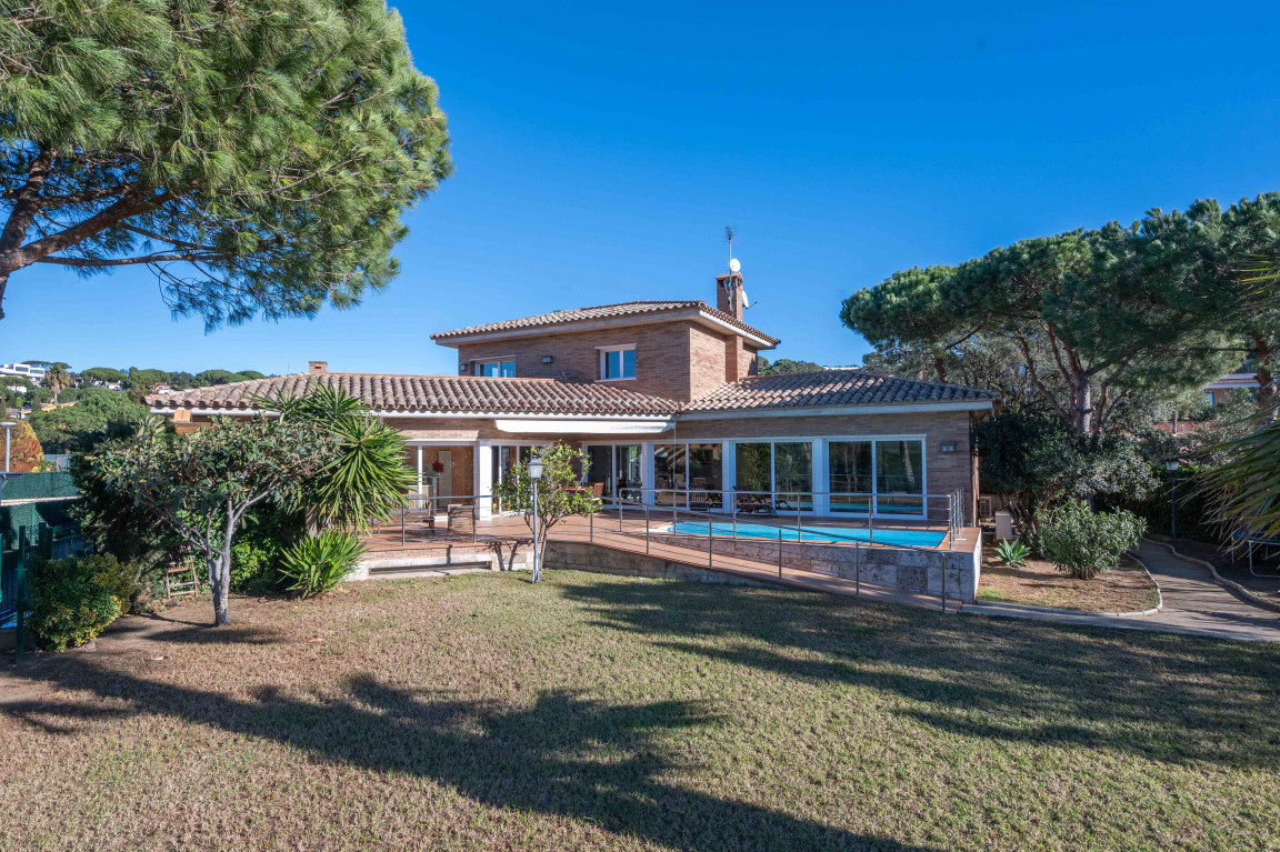 Villa in Sant Daniel with integrated pool close to the house.